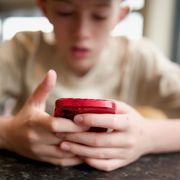 Si è aperto un dibattito europeo sulla «maggiore età digitale»