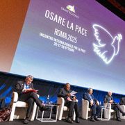 Sul palco dell'incontro "Osare la pace", tra gli altri, i cardinali Zuppi e Pizzaballa