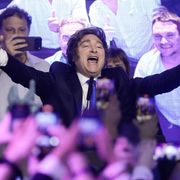 Il presidente argentino Javier Milei celebra la vittoria del suo partito alle elezioni legislative di metà mandato