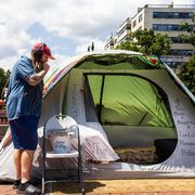 Record di senza dimora negli Usa: le ruspe spianano le tendopoli