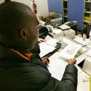 Per i migranti aprire un conto corrente in Italia è ancora un’odissea