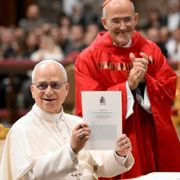 Il Papa dopo la firma del documento sull'educazione