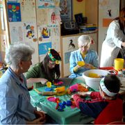 Anziane volontarie al lavoro con i bambini in un ospedale