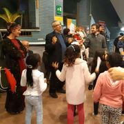 L'abbraccio multietnico dei bambini illumina il palazzo di via Santa Croce