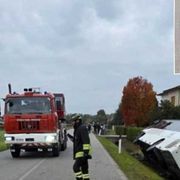 Scontro bus studenti e auto, un morto e 12 feriti