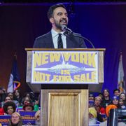La corsa di Mamdani a sindaco di New York e gli ostacoli piazzati dalla (sua) sinistra