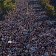 La marea umana che ha ricordato a Novi Sad la tragedia di un anno fa alla stazione ferroviaria invadendo la cittadina del nord della Serbia