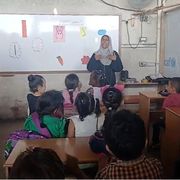 Una lezioni ai bimbi a Deir al-Balah nella Striscia di Gaza