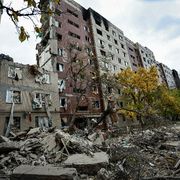 Nell'immagini sono visibili molti edifici residenziali di Kostiantynivka, nella regione ucraina del Donetsk, distrutti dai raid russi