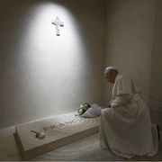 Leone XIV si è fermato a pregare sulla tomba di papa Francesco