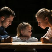 Due genitori e una bimba in un momento di tensione