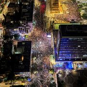 Nella fotografia, presa dall'alto da un drone, si vedono centinaia di migliaia di israeliani radunati di sera in Piazza Rabin a Tel Aviv per ricordare i 30 anni dall'assassinio del premier Yitzhak Rabin