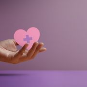 L'immagine mostra una mano che, simbolicamente, contiene un cuore che raffigura la generosità