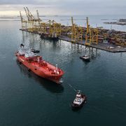 Il primo rifornimento di gas liquido per una nave in Italia