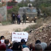 Cisgiordania, laboratorio d'apartheid. Strada (Pd): Ue genuflessa