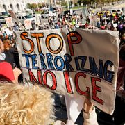 Le proteste a San Francisco, una delle città “santuario” per i migranti, contro l’Ice: gli agenti federali hanno compiuto numerosi arresti di stranieri anche nel resto della California / Ansa