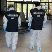 Medico circoncide abusivamente 40 bimbi, arrestato