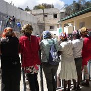 Un gruppo di haitiane voltato si spalle nel centro di Medici senza frontiere di Port-au-Prince/ Marx Stanley Léveillé/MSF