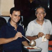 Francis Prevost da giovane mentre versa del sugo in una teglia