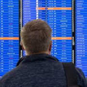 Un passeggero guarda il tabellone dove i voli Usa stanno ritornando regolari. Lo shutdown ha gettato nel caos il traffico aereo americano