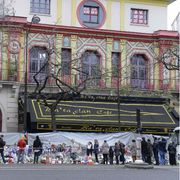 L'omaggio, dieci anni fa, dei cittadini di Parigi alle vittime del Bataclan. Giovedì alle 14 si terrà una commemorazione davanti al locale / Ansa