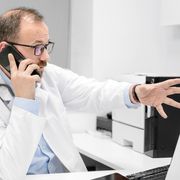 Non è fantascienza: l’IA può curarci, ma anche disumanizzarci