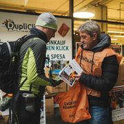 Un volontario alla Colletta Alimentare dell'anno scorso