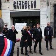 Macron e la moglie Brigitte davanti al Bataclan