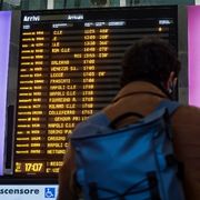 Passeggeri alla stazione Termini in attesa per l'interruzione della linea ferroviaria a causa di un investimento avvenuto in Calabria. Ansa/Angelo Carconi