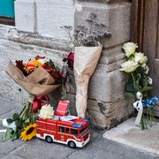 Fiori e giocattoli sul luogo dove è stato ucciso il bambino di Muggia