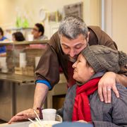 Una mattina alla mensa dei frati: «Pane e abbracci per tutti»