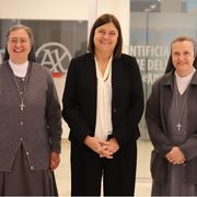 da sinistra, madre Chiara Cazzuola, gran cancelliere della Facoltà Auxilium, la prof.ssa Elena Beccalli, rettrice dell'Università Cattolica del Sacro Cuore, la prof.ssa Piera Ruffinatto, preside della Facoltà Auxilium