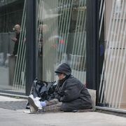 La Giornata dei poveri? Sotto il tavolo, con Lazzaro