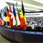 Il Parlamento europeo condanna la maternità surrogata