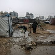 Le tende degli accampamenti sorti un po’ ovunque a Gaza City e nella zona di Khan Yunis nel sud della Striscia allagati dopo le piogge torrenziali di questi giorni