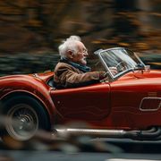 Quasi 1 milione di over 80 al volante. Ma guidare da anziani costa di più