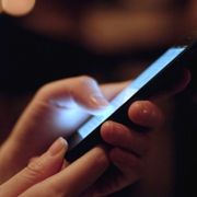 Le mani di una donna che tengono uno smartphone