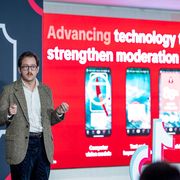 Violenza e odio online? Adesso TikTok chiede aiuto all'IA