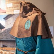 L’abito di una confraternita esposto nella mostra “Habitus Fidei”, che si offre al visitatore come un itinerario fra arte, storia e fede cristiana