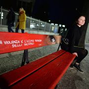 Una delle panchine rosse sparse nelle nostre città