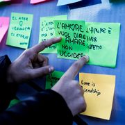 I post-it sul camper rosa della Polizia di Stato per promuovere la campagna contro la violenza di genere “…Questo non è amore”, in occasione della Giornata internazionale per l’eliminazione della violenza contro le donne /ANSA