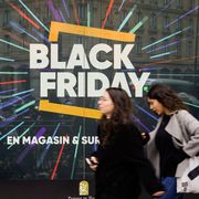 Le vetrine di Parigi inneggiano al Black Friday