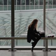 Una giovane donna in attesa di un colloquio di lavoro