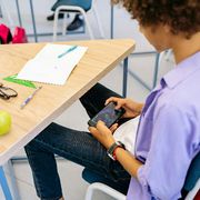 Come sta andando il divieto di smartphone a scuola
