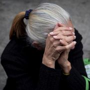 Un donna anziana sola, per strada