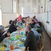Le famiglie della comunità di Villapizzone a pranzo
