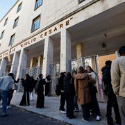 Nel bagno del liceo Giulio Cesare di Roma è stata appesa la “lista degli stupri”