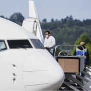 Un immigrato viene fatto salire a bordo dell’aereo che, dallo scalo di Alexandria, lo riporterà in patria dopo l’espulsione