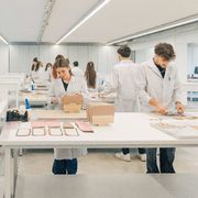 Prada alleva in casa i nuovi talenti: «Così si torna a creare con le mani»