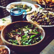 Una rumorosa tavola imbandita